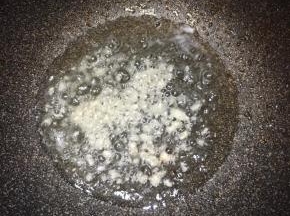 锅中倒入油，大火烧热，下入蒜末煸出香味。