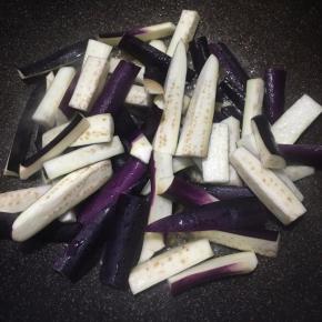 倒入茄子翻炒几下。