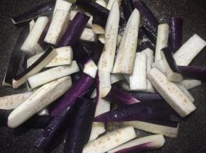 倒入茄子翻炒几下。