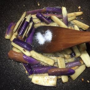 开盖翻炒几下调入盐和鸡精炒匀。