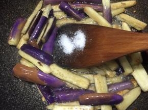 开盖翻炒几下调入盐和鸡精炒匀。