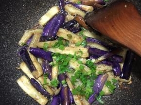 炒至茄子表面微焦，软烂，下入葱花即可关火。
