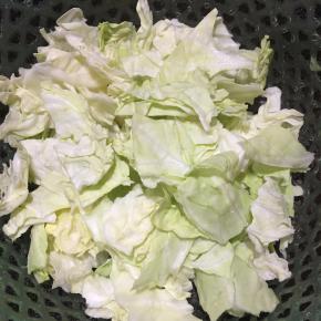 包菜洗净撕小块，去粗茎备用。