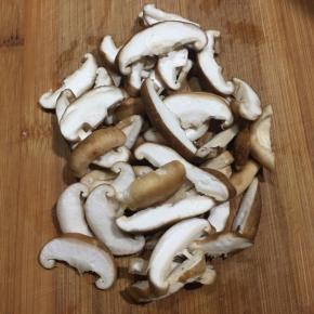 香菇洗净去蒂切薄片。