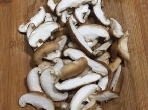 香菇洗净去蒂切薄片。