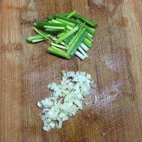 香葱切断，蒜头切碎。