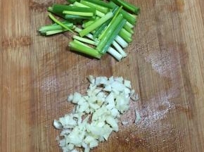 香葱切断，蒜头切碎。