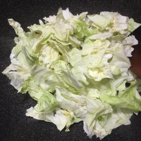 下入包菜不停翻炒。