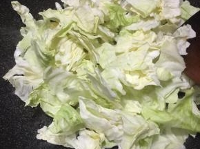 下入包菜不停翻炒。