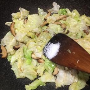 炒至包菜变软，调入盐和鸡精翻炒均匀。