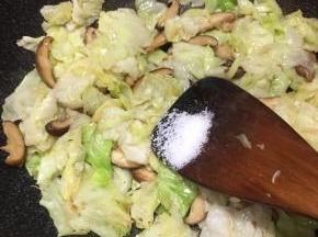 炒至包菜变软，调入盐和鸡精翻炒均匀。