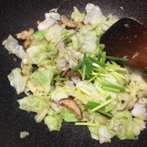 出锅前下入葱段炒匀。