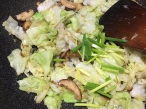 出锅前下入葱段炒匀。