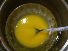 剩下的50克芒果加20克水打成果泥，加5克糖和5克泡软的吉利丁片隔热水搅拌至吉利丁片融化。