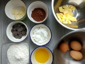 准备好各种食材，黄油切小块室温软化