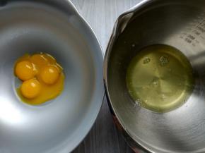 取两个鸡蛋，蛋清蛋黄分离。我这两个鸡蛋都是双黄蛋，这运气也是没谁了吧？：）蛋黄比例多，相对蛋清就比较少，不过没关系，只需要两片蛋糕体。