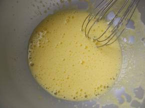 将蛋黄加水，10克细砂糖和植物油，用蛋抽打成颜色变浅，体积变大的乳化状态