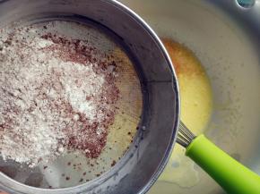 筛入低筋粉和可可粉（辅料中标准的分量）的混合物