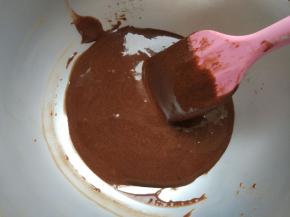 翻拌均匀，备用。同时预热烤箱，选择热风烤模式，上下火155度