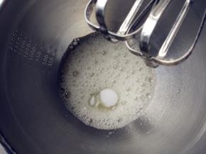 预热烤箱的同时，将蛋清加几滴柠檬汁，打至鱼眼泡，加1/3的细砂糖（辅料标注的量），逆时针打发