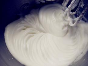 打发到痕迹明显，再加入1/3的细砂糖，继续打发