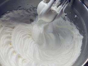 打发到大弯钩的湿性发泡状态，再加入最后1/3的细砂糖，直到打发到干性发泡，即提起静止的打蛋头，形成小尖角状态