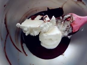 将打发好的蛋清分三次加入蛋黄糊中，翻拌均匀