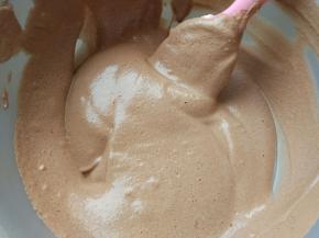 形成细腻的蛋糕糊