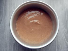 倒入六寸阳极蛋糕模中，表面抹平，稍颠几下震出气泡