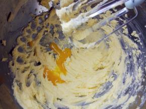 分次加入蛋液，用打蛋器搅打到完全融合