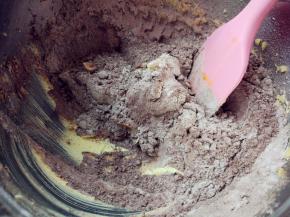 筛入主料中标注的可可粉和低筋粉混合物，拌匀