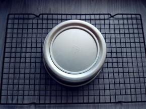 蛋糕烤好了，取出倒扣晾凉