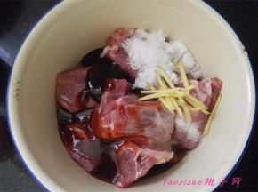 将梅花肉放进料理盆内，放入叉烧酱、蚝油、白糖、食盐、黄酒、红曲粉、姜丝抓匀；