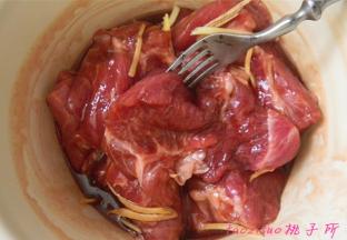 用叉子在肉上扎些眼，使猪肉更容易入味，放进冰箱冷藏室内腌制过夜（腌制的时间久些味道更好）；