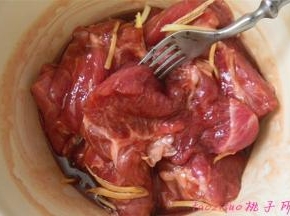 用叉子在肉上扎些眼，使猪肉更容易入味，放进冰箱冷藏室内腌制过夜（腌制的时间久些味道更好）；