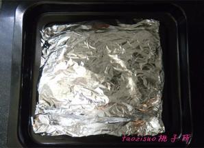 锡纸包好后，放在烤盘里；