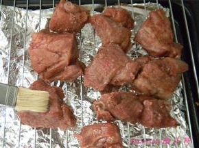 将肉放在烤架上，将提前调好的蜂蜜水刷在肉上（烤架下接着烤盘，防止蜂蜜水滴落）；