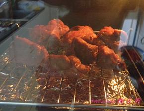 将烤架再次放进烤箱内，开上管180度烤20分钟，这期间，再取出将肉翻面刷蜂蜜水；