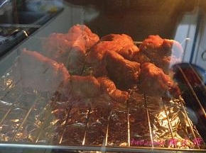 将烤架再次放进烤箱内，开上管180度烤20分钟，这期间，再取出将肉翻面刷蜂蜜水；