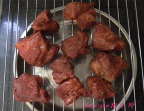 烤好后，在烤箱内焖会儿，取出放晾架上晾凉；