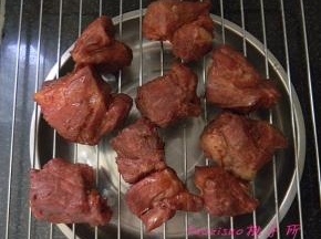 烤好后，在烤箱内焖会儿，取出放晾架上晾凉；