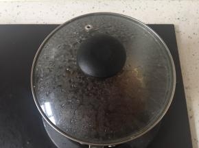 盖上锅盖焖五分钟