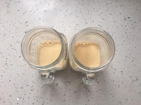 将淡奶倒入奶茶杯中，每杯80克，（这个杯子容量是400克）