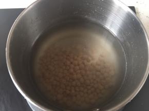 先将珍珠放入开水锅中煮。