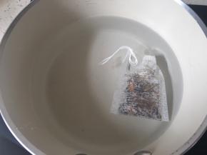 红茶包和纯净水一起放入锅中