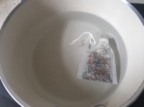 红茶包和纯净水一起放入锅中