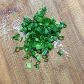 香葱切碎备用。