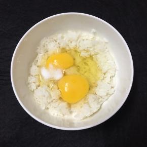 调入盐和鸡精。