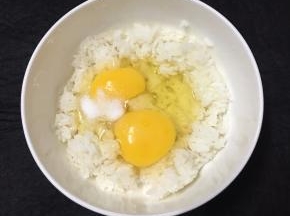 调入盐和鸡精。