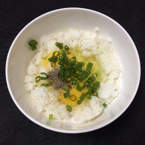 加入葱花，用筷子搅拌均匀。